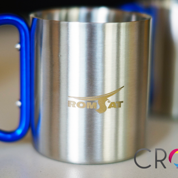 Thermo cup with carabiner